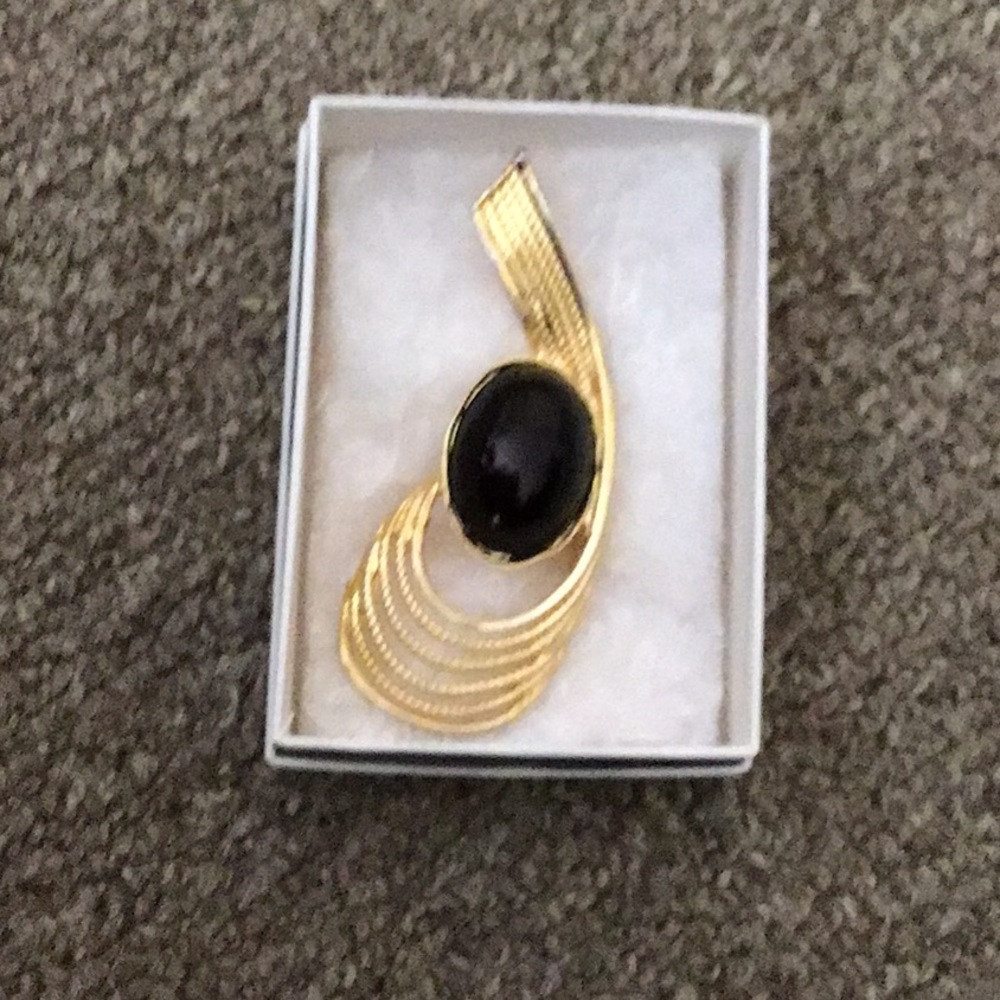 Ladies decorative pin